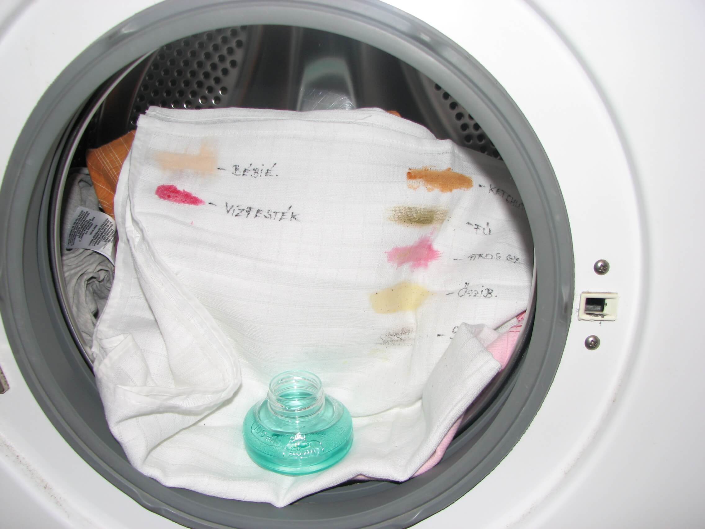 Folteltávolítás - hagyományos mosószer mosás Folteltávolítás - hagyományos mosószer mosás