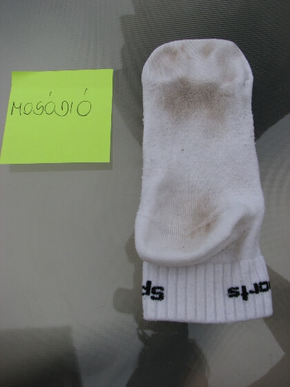 Koszeltávolítás - folyékony mosódió mosás, erősen koszos zokni Koszeltávolítás - folyékony mosódió mosás, erősen koszos zokni