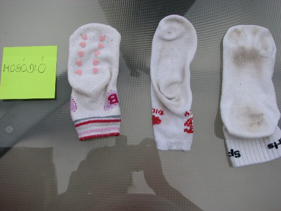 mosás folyékony mosódióval Koszeltávolítás - mosás folyékony mosódióval, zoknik